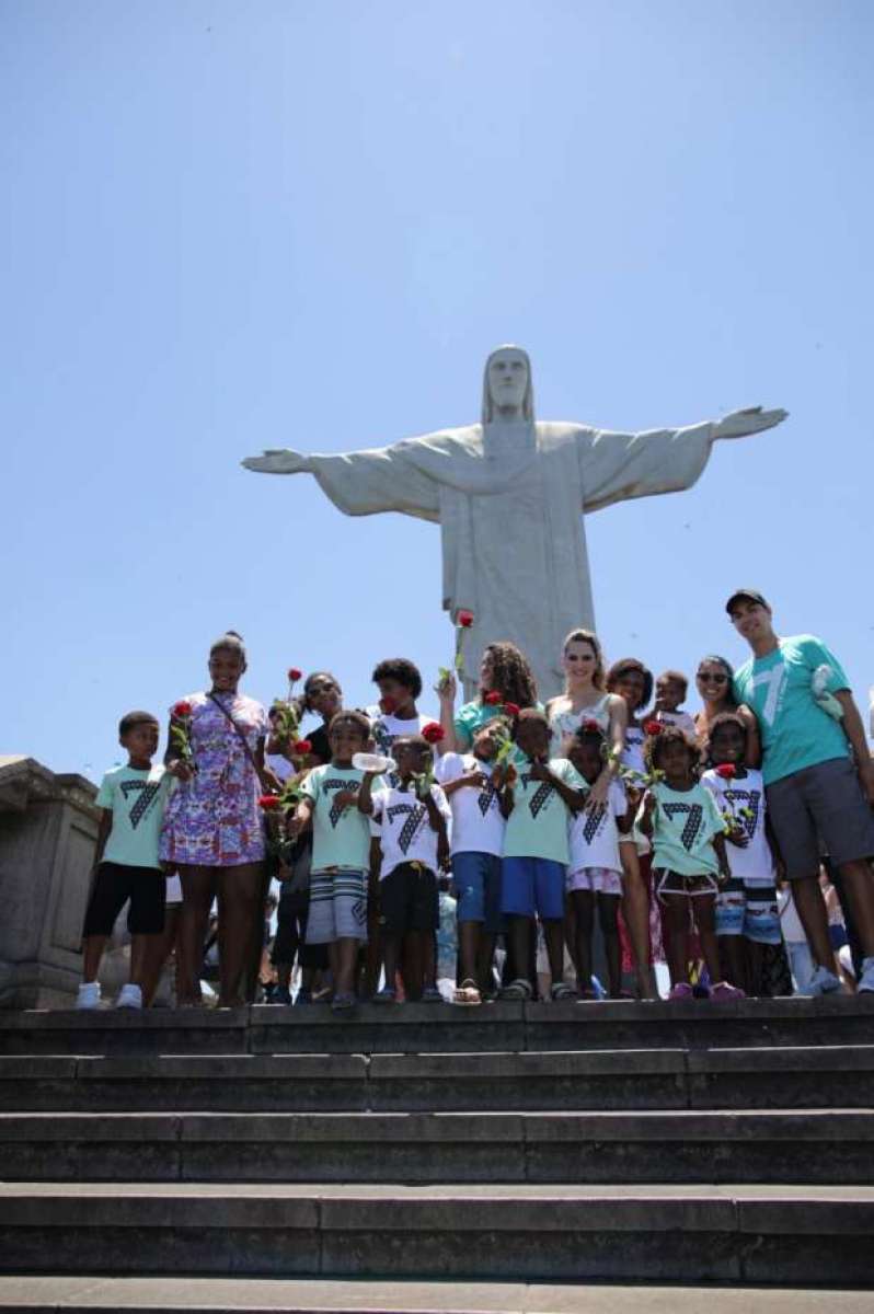 Wanda Grandi leva crianças ao Cristo Redentor  - Divulgação 