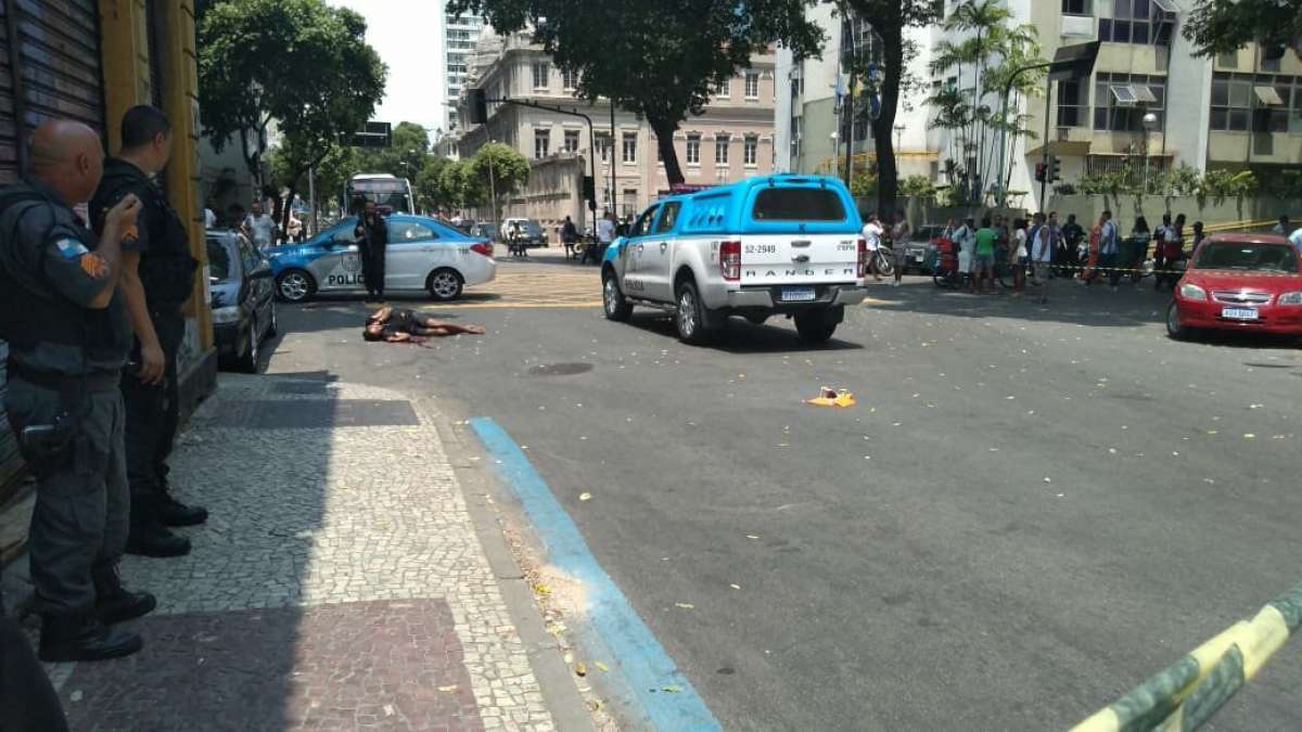 Atirador (camisa preta) que roubou arma de policial, matou inocente e feriu outras duas pessoas - Severino Silva/Agência O Dia