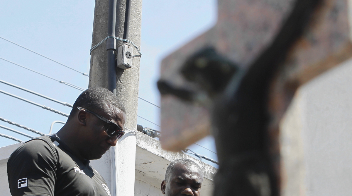 Enterrado no Cemit?rio do Catumbi,Valdecir de Jesuis vitima de bala perdida no Centro do Rio ,Vladimir teixeira de Jesuis filho da vitima
 Severino  Silva/ Agencia O Dia