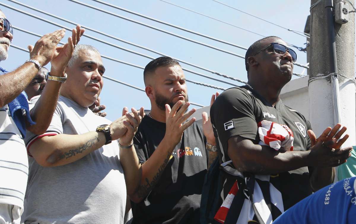 O estivador, Valdecir de Jesus &eacute; enterrado no Cemit&eacute;rio S&atilde;o Francisco de Paula, no Catumbi, Centro do Rio, neste s&aacute;bado (22). A v&iacute;tima foi baleada na porta de entrada da 5&ordf; DP (Gomes Freire) na manh&atilde; desta &uacute;ltima sexta-feira, quando chegava para registrar o roubo de um documento.