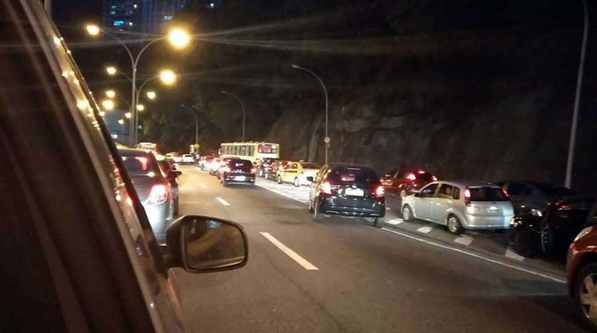 Pessoas andaram a pé na via