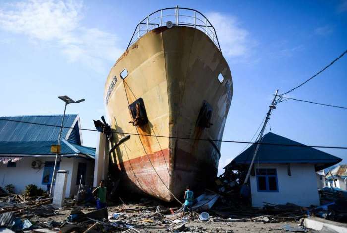 -- AFP PICTURES OF THE YEAR 2018 --

Quake survivors make their way past a washed out passenger ferry in Wani, Indonesia's Central Sulawesi on October 3, 2018, after an earthquake and tsunami hit the area on September 28. - Nearly 1,400 people are now known to have died in the quake-tsunami that smashed into Indonesia's Sulawesi island as UN officials warned the 
