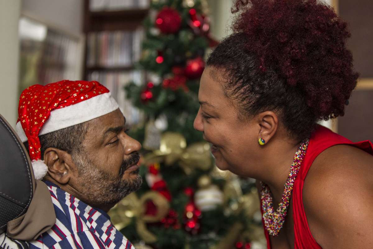 Arlindo, com gorro de Papai Noel, e a esposa, Babi: recuperando-se do AVC que sofreu ano passado, o sambista vai comemorar o Natal em casa - Marcio Mercante