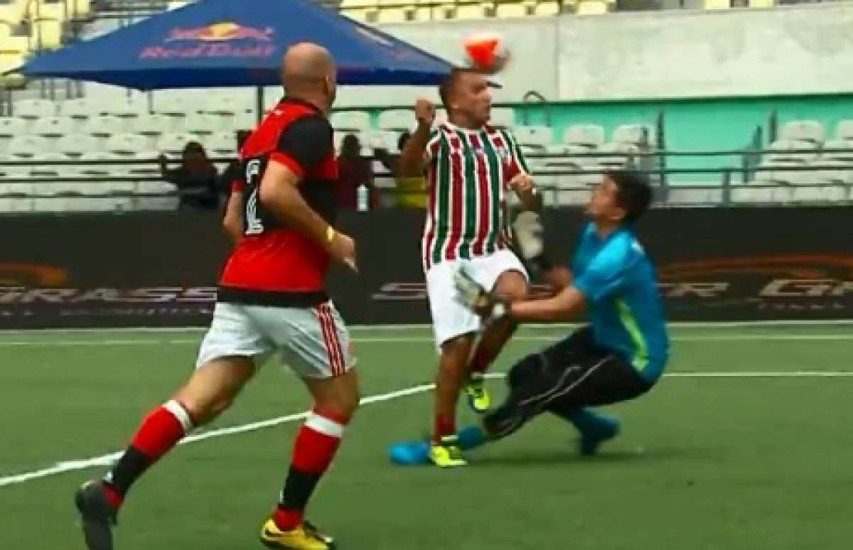 Resultado de imagem para Goleiro do Flamengo em jogo festivo deixa campo de maca