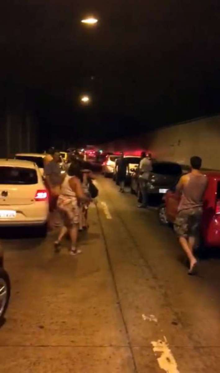 Pessoas andaram a pé na via - Reprodução / Internet