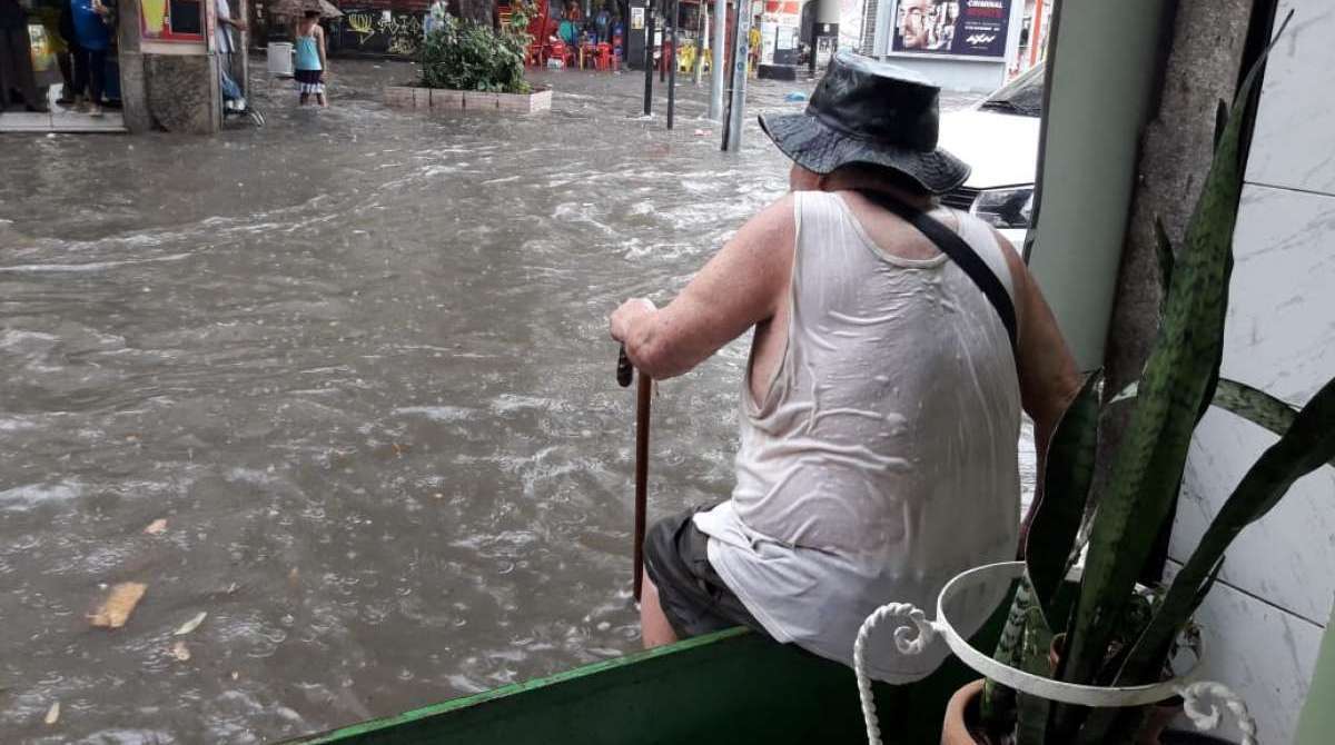 Esquina das ruas do Rezende e Mem de Sá ficou completamente alagada