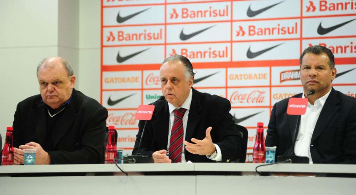 Presidente do Internacional, Vitorio Piffero (E), ao lado de Fernando Carvalho (C) e Celso Roth - DIVULGAÇÃO