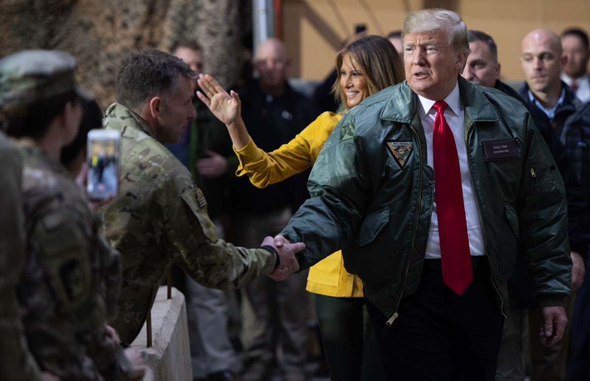 Donald Trump e a primeira dama, Melania Trump cumprimentando os militares durante a visita surpresa a base militar de  Al Asad, no Iraque
