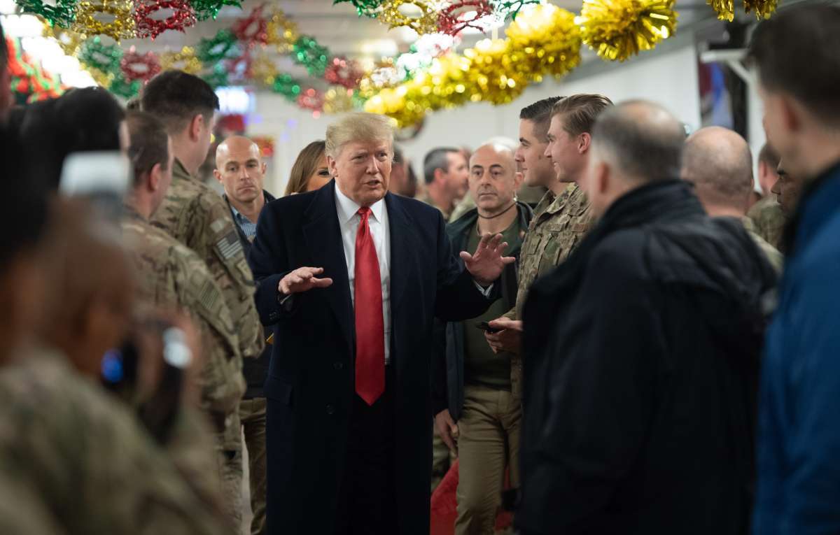 Donald Trump e a primeira dama, Melania Trump cumprimentando os militares durante a visita surpresa a base militar de  Al Asad, no Iraque