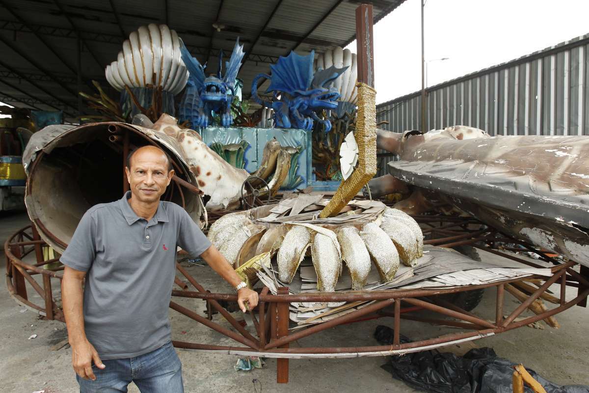 Zezo, da acadêmicos de Santa Cruz, disse que não sabe nem para onde vai levar os carros alegóricos usados no Carnaval de 2018 e que ainda ocupam o terreno do ex-barracão - Alexandre Brum / Agência O Dia