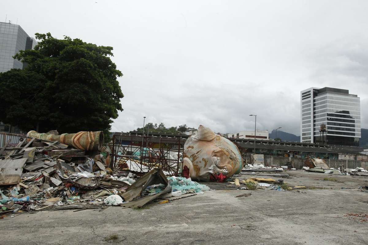 26/12/2018 - Falta de verbas e ordens de despejo ameaçam Carnaval das escolas de Samba do grupo A. Na imagem, alegorias velhas no terreno da Academicos de Santa Cruz..Foto de Alexandre Brum / Agência O Dia - CIDADE ESTADO CARNAVAL DESFILE FESTA POVO SAMBA ESCOLA GRES EVENTO LIESA LIERJ LIGA
