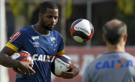 Ex-zagueiro do Vasco enaltece ídolo do Flamengo: 'Minha maior referência'