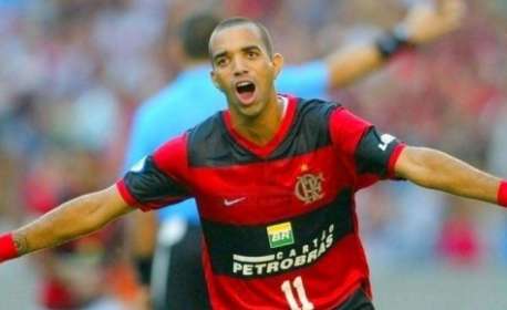 Ex-jogador do Flamengo tem carro apedrejado após eliminação de clube paulista na Copa do Brasil