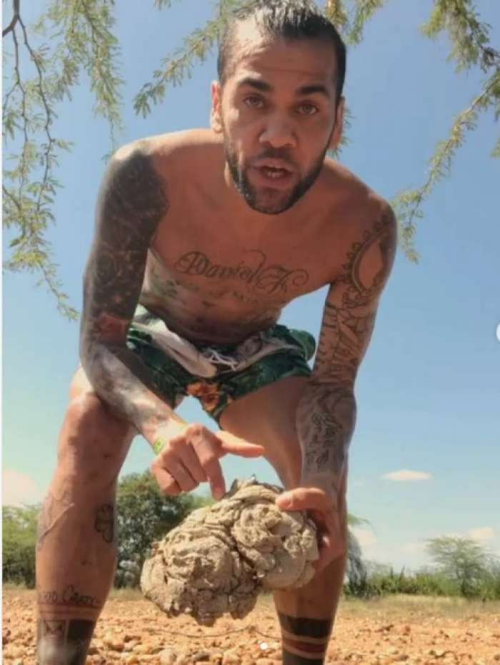 Daniel Alves publicou vídeo mandando mensagem para seguidores segurando estrume de vaca