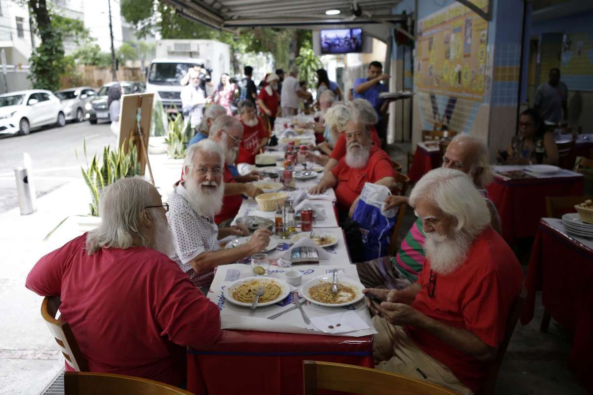 Tradicional encontro de Papais No&eacute;is &eacute; realizado em restaurante na Tijuca - Luciano Belford/Agência O Dia