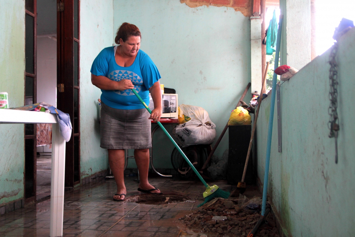 Rio de Janeiro 26/12/2018 - Rompimento de tubulacao da CEDAE no bairro Jardim Laranjeiras em Nova Iguacu.Na foto: Daniele Cristina Bezerra do Vale, 38 anos.Foto: Fernanda Dias / Agencia O Dia.