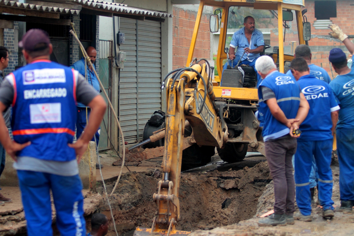 Rio de Janeiro 26/12/2018 - Rompimento de tubulacao da CEDAE no bairro Jardim Laranjeiras em Nova Iguacu.Foto: Fernanda Dias / Agencia O Dia.