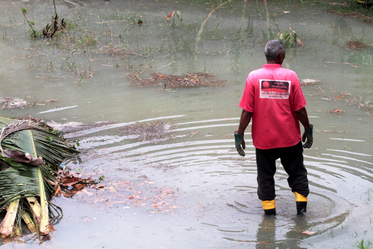 Rio de Janeiro 26/12/2018 - Rompimento de tubulacao da CEDAE no bairro Jardim Laranjeiras em Nova Iguacu.Foto: Fernanda Dias / Agencia O Dia.