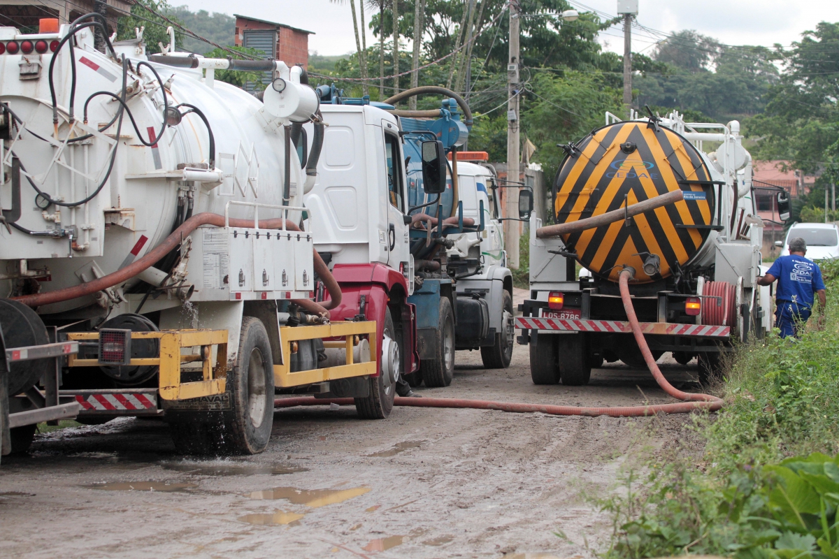 Rio de Janeiro 26/12/2018 - Rompimento de tubulacao da CEDAE no bairro Jardim Laranjeiras em Nova Iguacu.Foto: Fernanda Dias / Agencia O Dia.