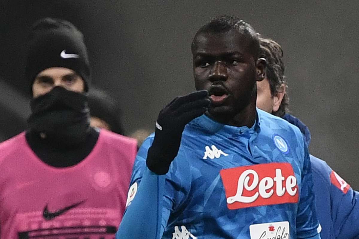 Koulibaly foi alvo de gritos racistas por parte da torcida da Inter de Milão - AFP