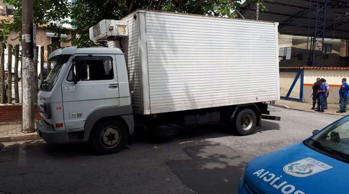 Caminhão e carga roubados no Espírito Santo é recuperado em Macaé