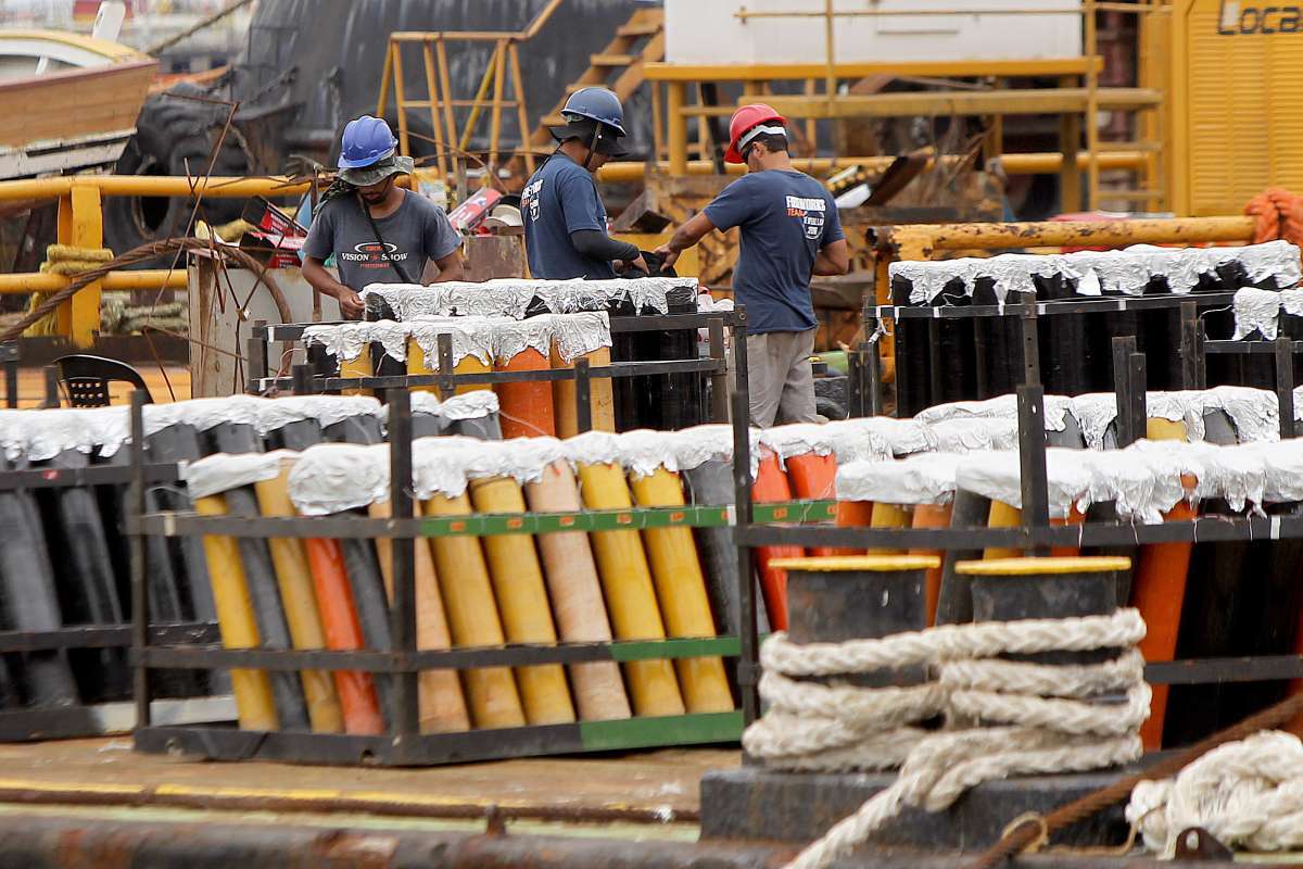 Funcionários preparam as balsas que levaram os fogos para a Praia de Copacabana.
