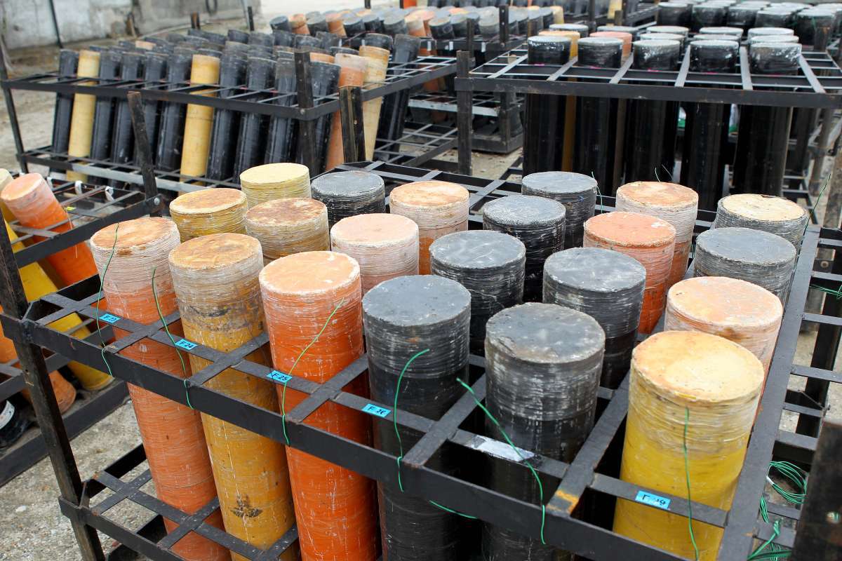 Funcionários preparam as balsas que levaram os fogos para a Praia de Copacabana.