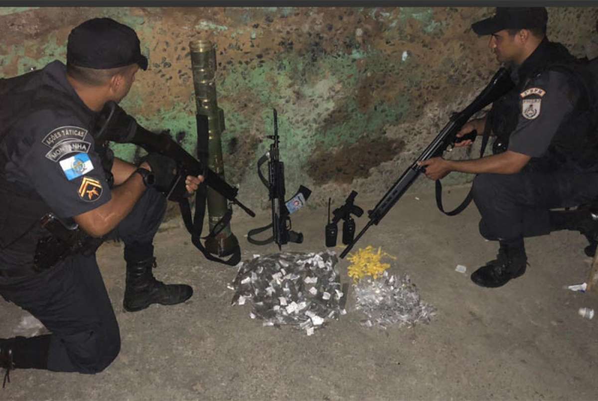 PM apreende fuzil e drogas em operação na comunidade do Urubu, em Pilares - Divulgação / PMERJ
