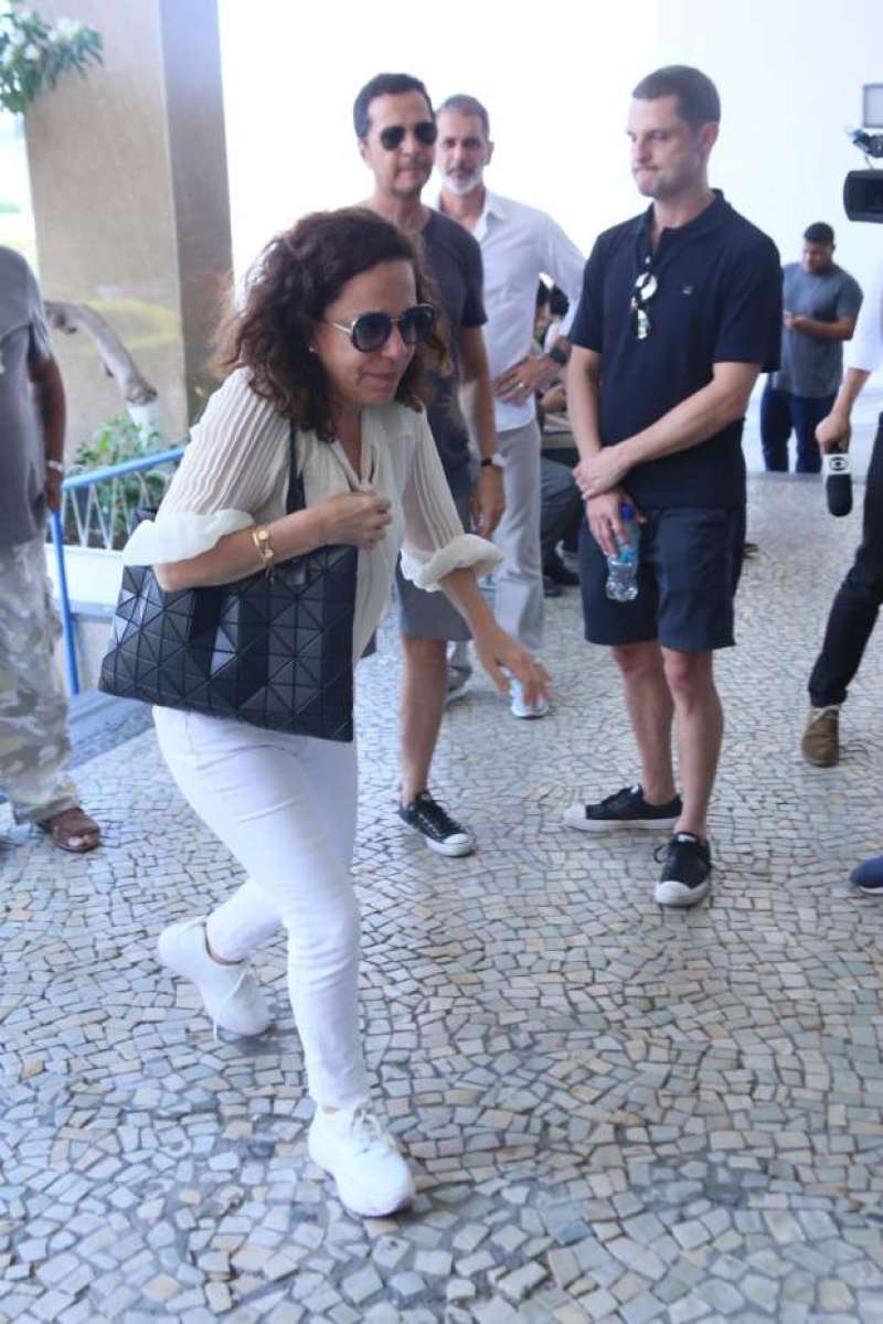 O ator Tonico Pereira esteve no velório para se despedir da amiga