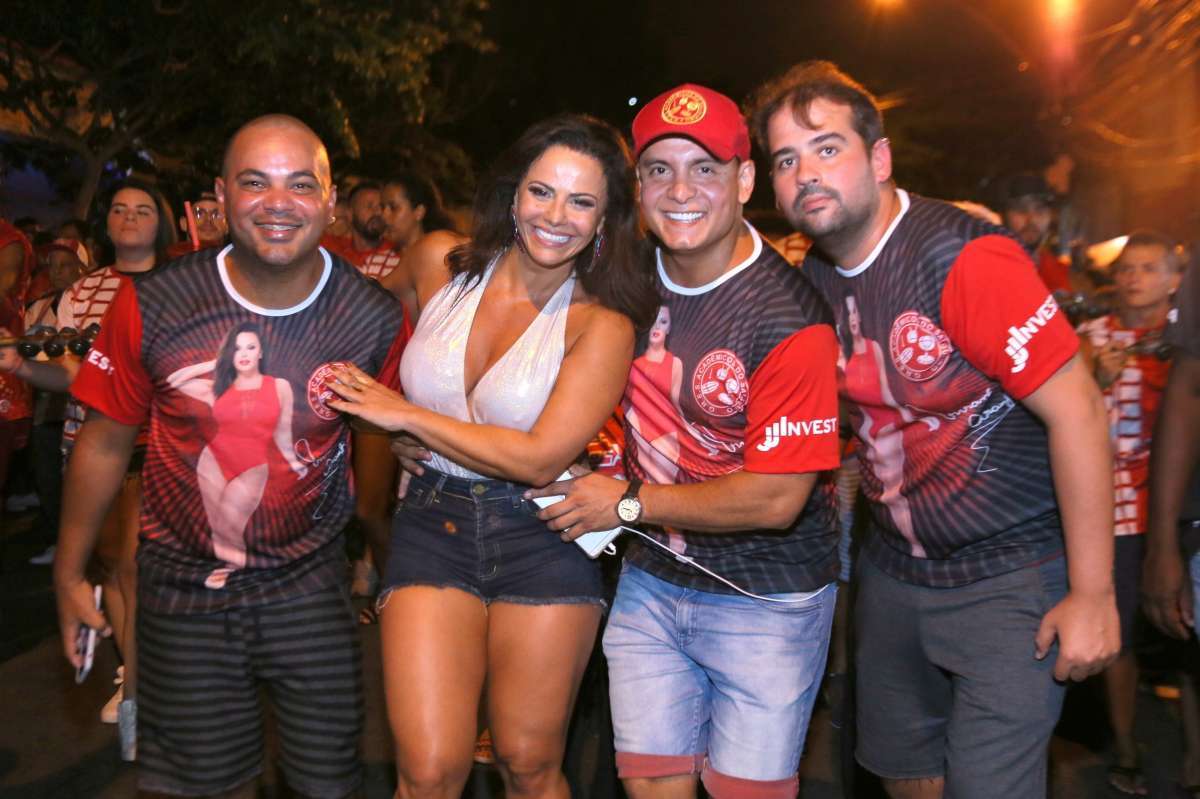 Viviane Araújo brilha no ensaio de rua do Salgueiro