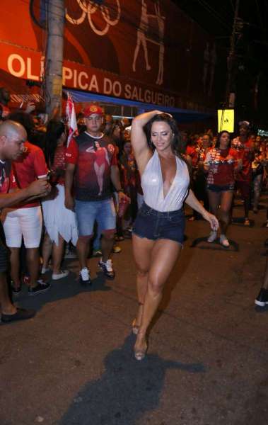 Viviane Ara&uacute;jo mostra samba no p&eacute; no ensaio de rua do Salgueiro