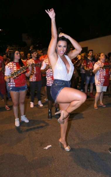 Viviane Ara&uacute;jo mostra samba no p&eacute; no ensaio de rua do Salgueiro