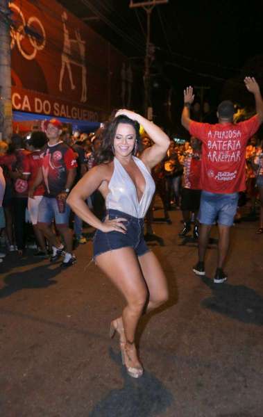 Viviane Ara&uacute;jo mostra samba no p&eacute; no ensaio de rua do Salgueiro
