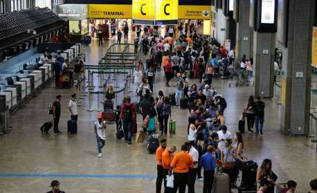 Especialistas dizem que exigência de quarentena para viajantes não vacinados não terá efeito no país