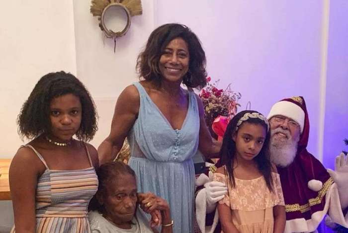 Glória Maria posta foto com as filhas no Natal e recebe criticas por alisar os cabelos das meninas