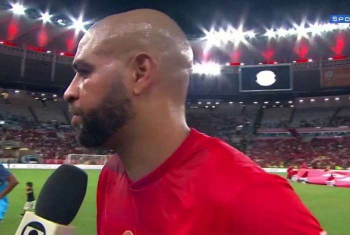 Adriano deixou entrevista irritado após comentário sobre gol perdido