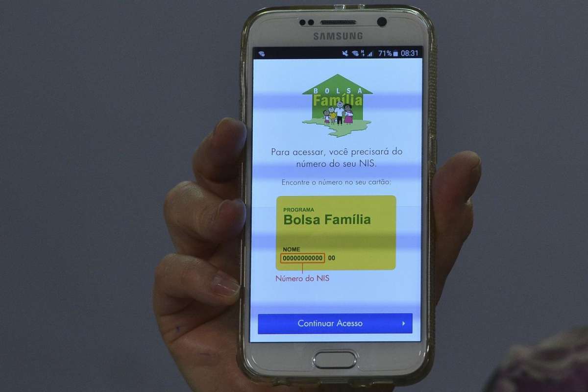 Para saber o dia em que o valor será creditado, a família cadastrada no programa deve consultar o último dígito do Número de Identificação Social (NIS) impresso no cartão magnético vinculado à sua conta bancária do titular - José Cruz/Agência Brasil