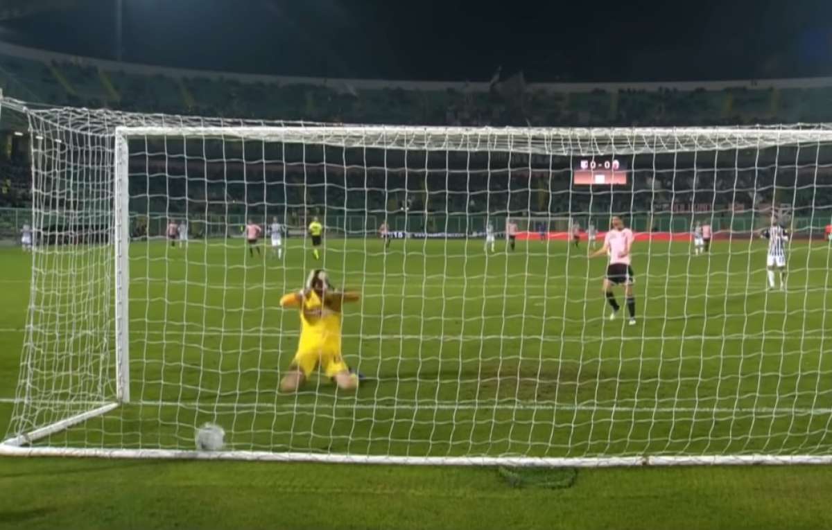 Vídeo: Goleiro faz gol contra mais esquisito de 2018 na Série B do Italiano