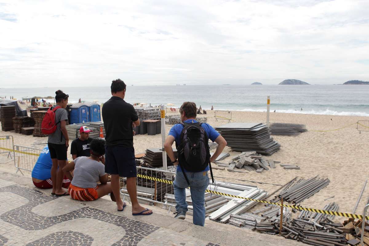 Festa de luxo impede trabalho de barraqueiros na Praia do Leblon.