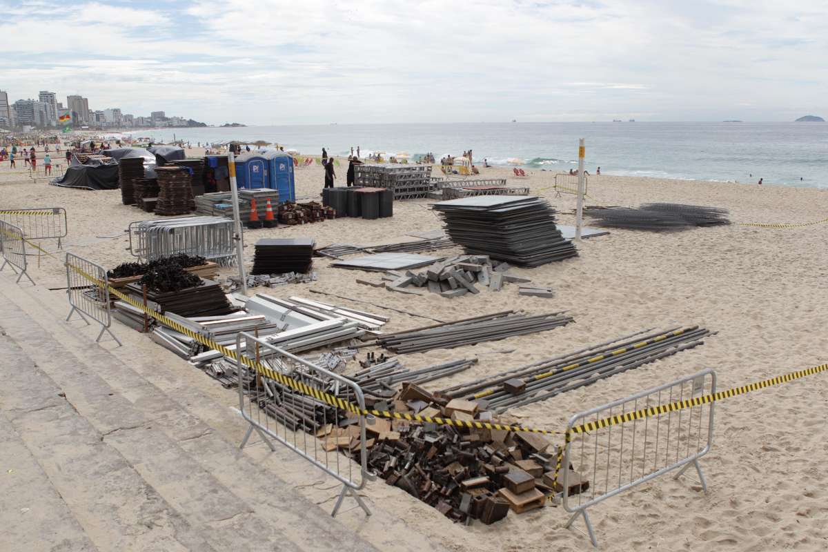 Festa de luxo impede trabalho de barraqueiros na Praia do Leblon.