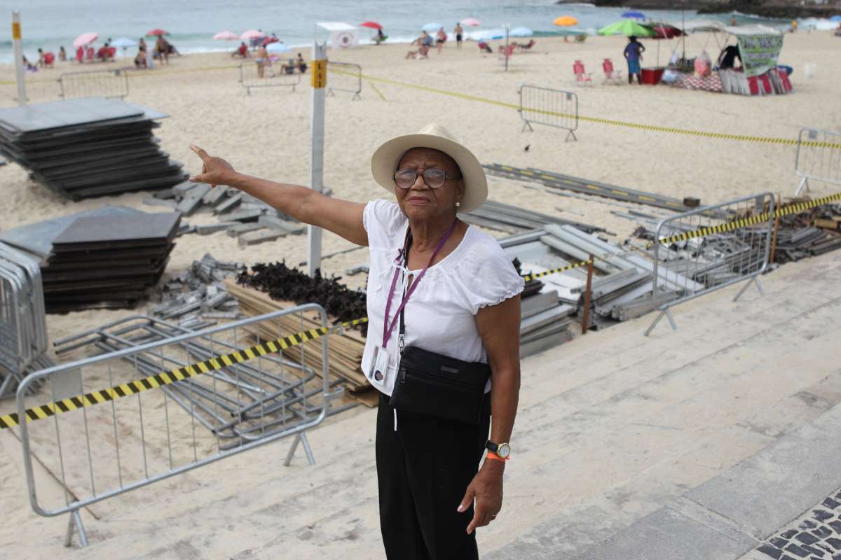 Festa de luxo impede trabalho de barraqueiros na Praia do Leblon.