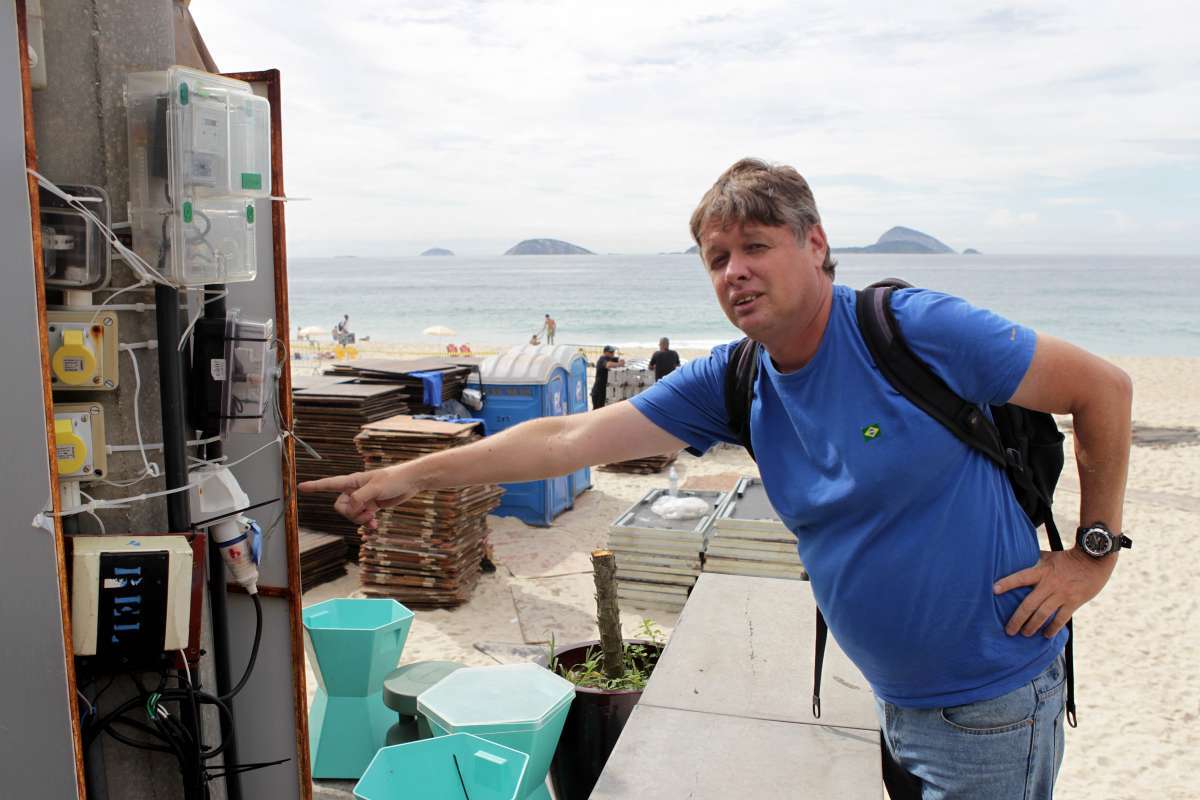 Festa de luxo impede trabalho de barraqueiros na Praia do Leblon.