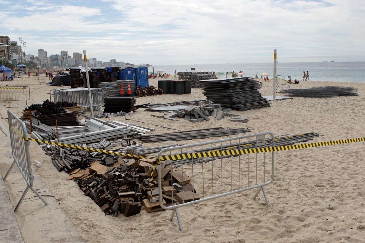 Festa de luxo impede trabalho de barraqueiros na Praia do Leblon.