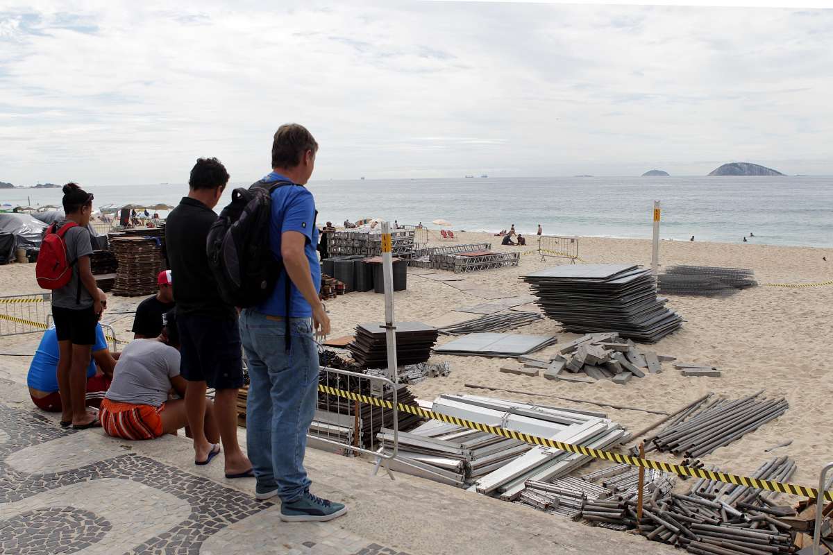 Festa de luxo impede trabalho de barraqueiros na Praia do Leblon.