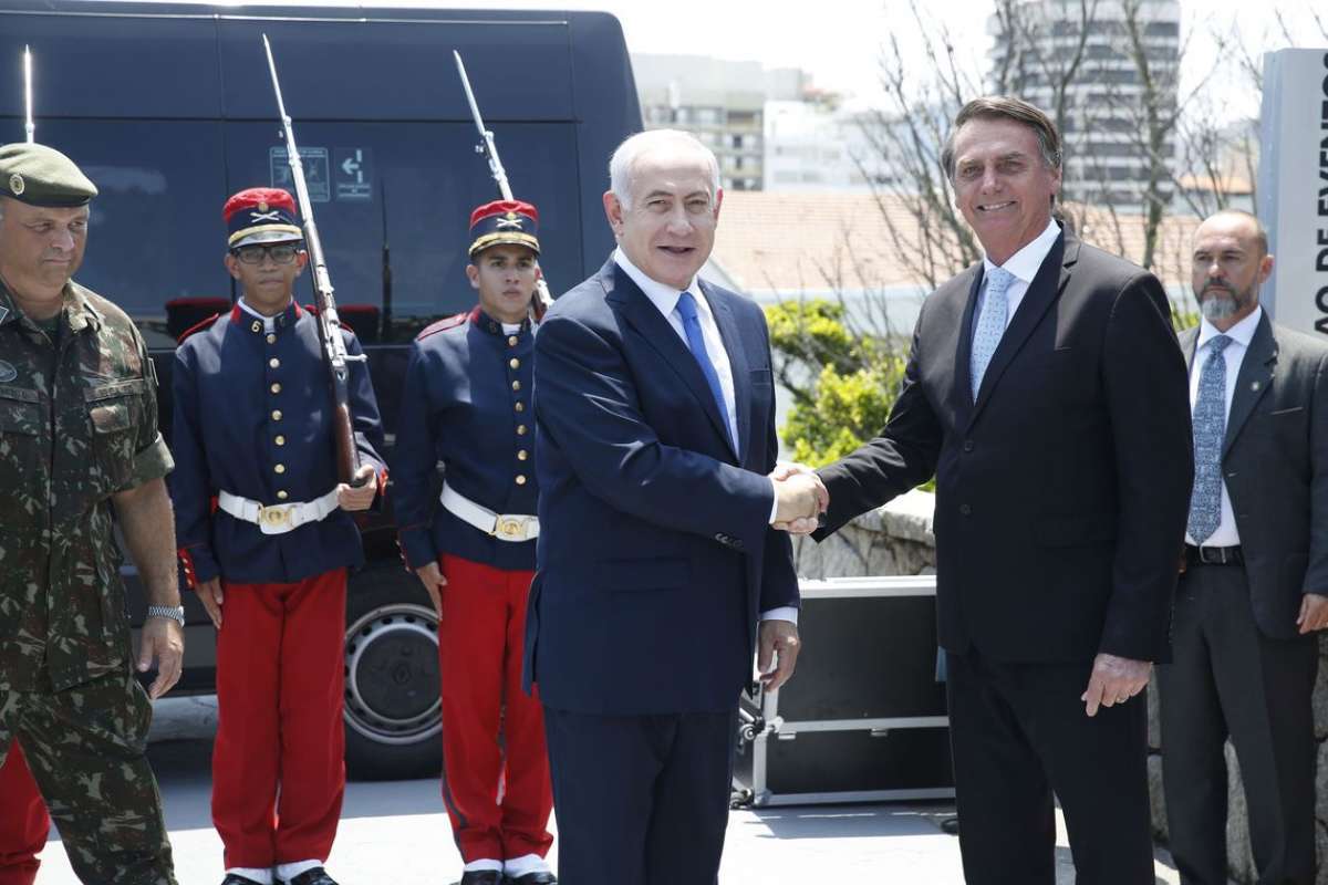O presidente eleito Jair Bolsonaro recebe a visita do primeiro-ministro de Israel, Benjamin Netanyahu, em Copacabana - Fernando Frazão/Agência Brasil