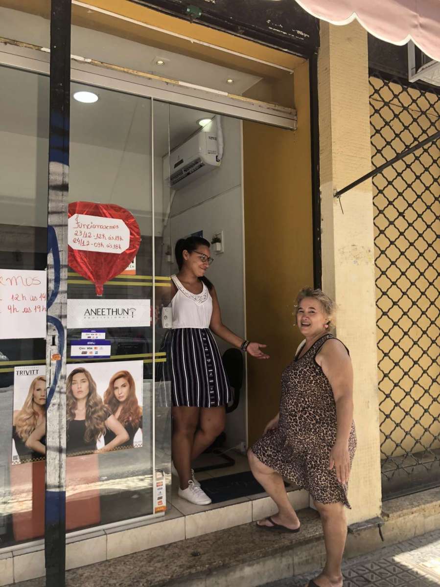 lojas de rua abrem aos domingos antes das festas de fim de ano