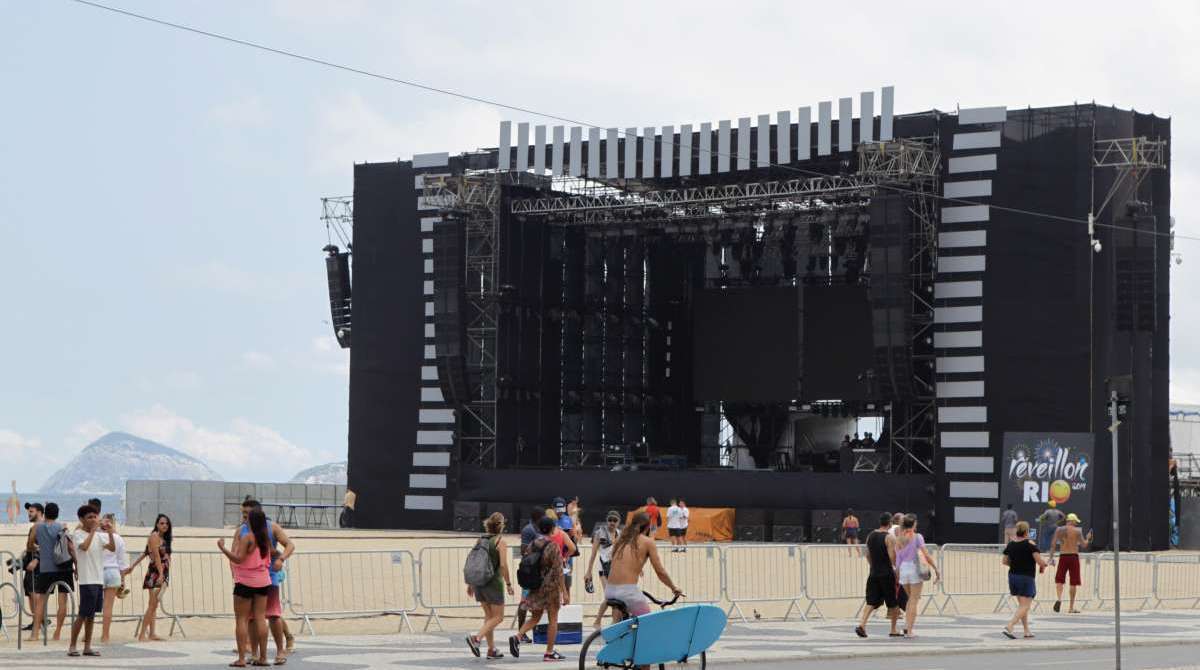 O palco montado em frente ao Copacabana Palace receberá os principais 
shows programados para 
a festa da virada
