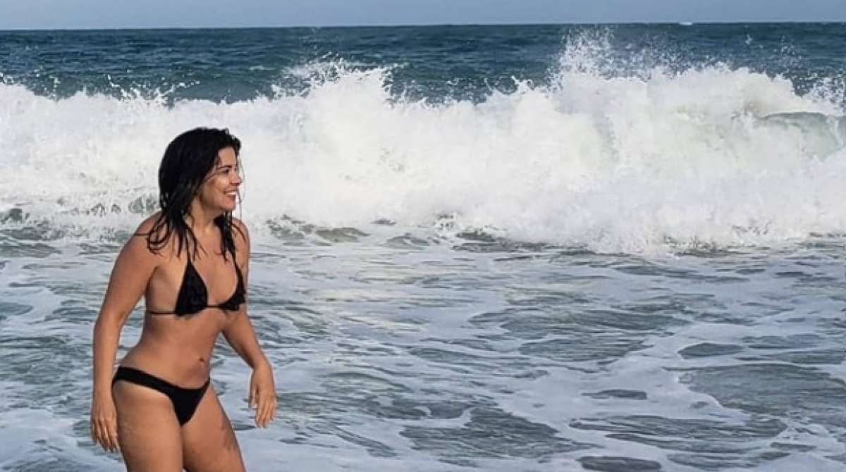 Mara Maravilha tomando banho de mar