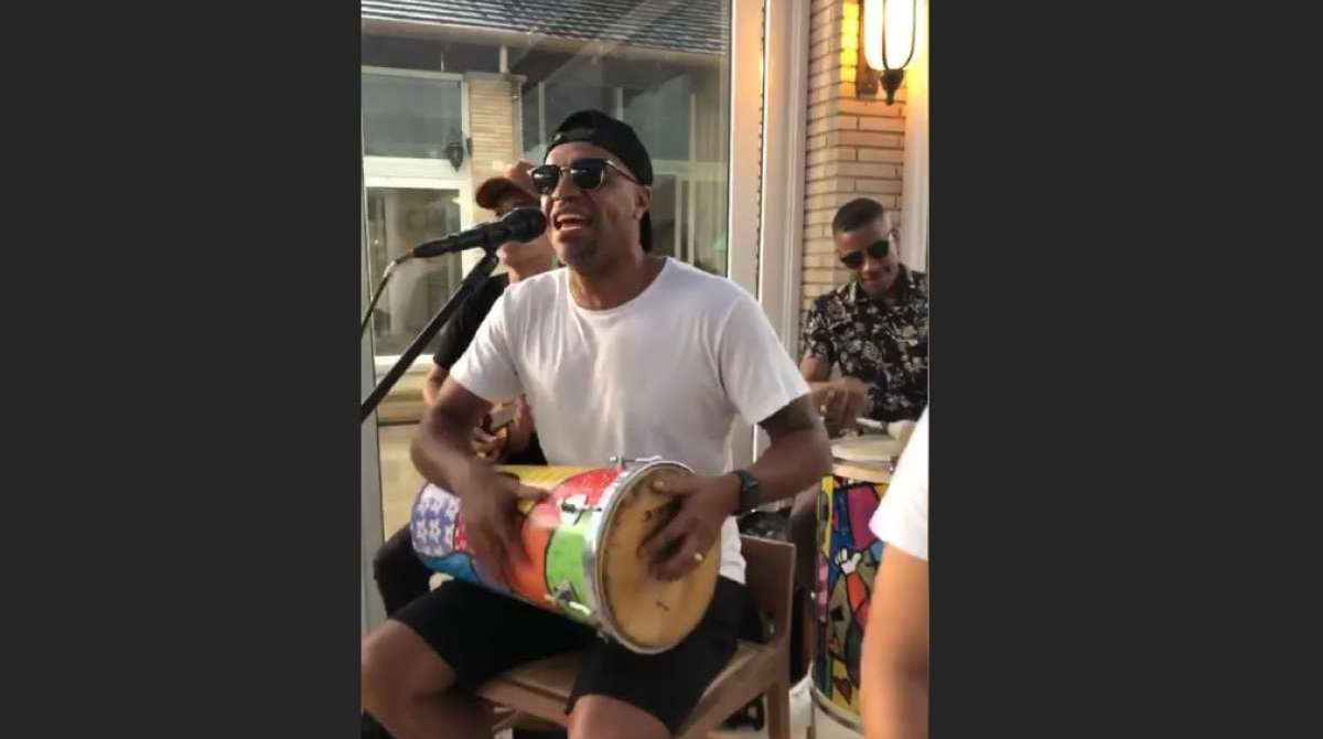 Denílson compartilhou vídeo cantando e tocando pagode nas redes sociais - Reprodução