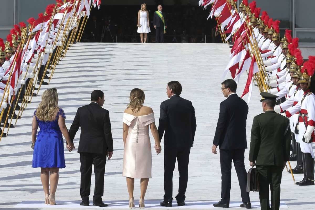 A primeira-dama Michelle Bolsonaro, o presidente Jair Bolsonaro e o vice-presidente, general Hamilton Mourão, durante cerimônia de transmissão da Faixa Presidencial, no Palácio do Planalto (Marcelo Camargo/Agência Brasil)